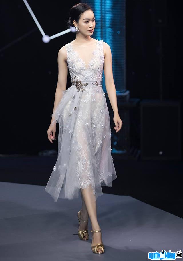 Hình ảnh người mẫu Coco Thùy Dung tự tin catwalk trên sàn diễn thời trang