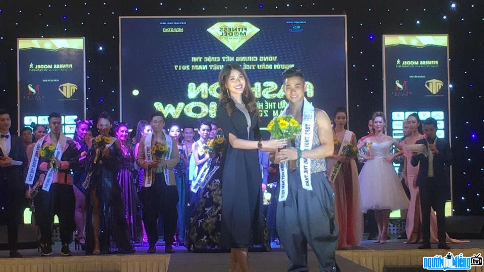 Johnny Trung Nguyễn nhận hai giải thưởng cao quý tại cuộc thi Vietnam Fitness Model2017