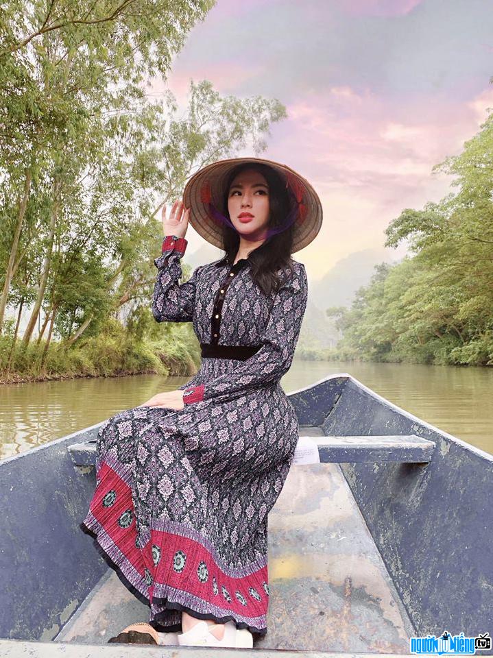  A gentle and feminine image of Hoang Thu with a Hue hat