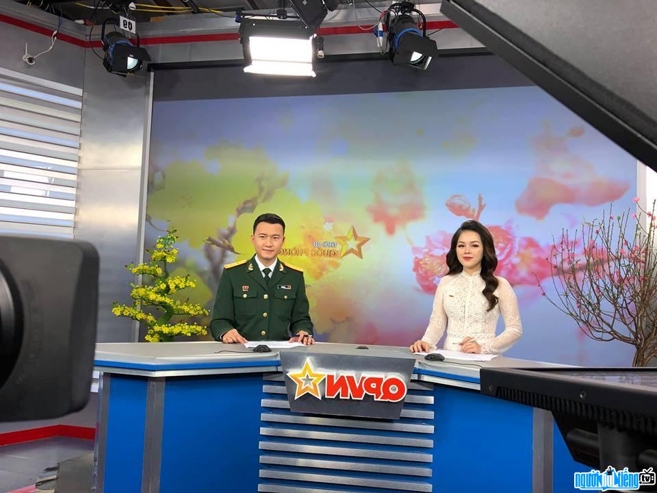 MC Trần Tùng dẫn chương trình cùng đồng nghiệp
