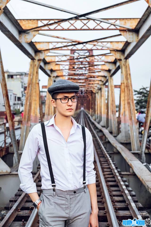  The image of Nguyen Truc is extremely student on Long Bien bridge