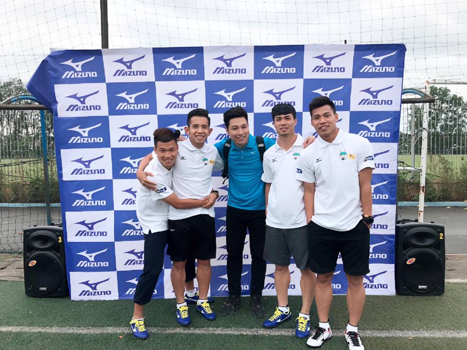 Tuyền Văn Hóa chụp hình cùng các cầu thủ U23 Việt Nam