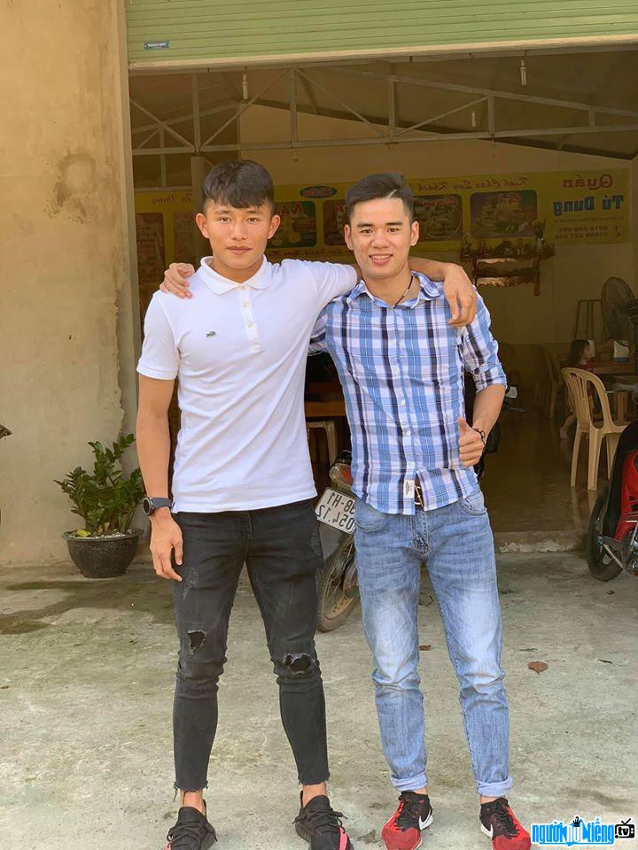  Phan Van Bieu took a photo with a friend