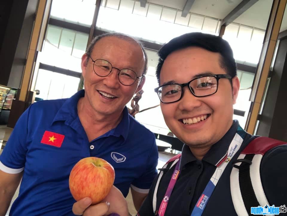  Quang Viet taking pictures with Coach Park Hang-Seo