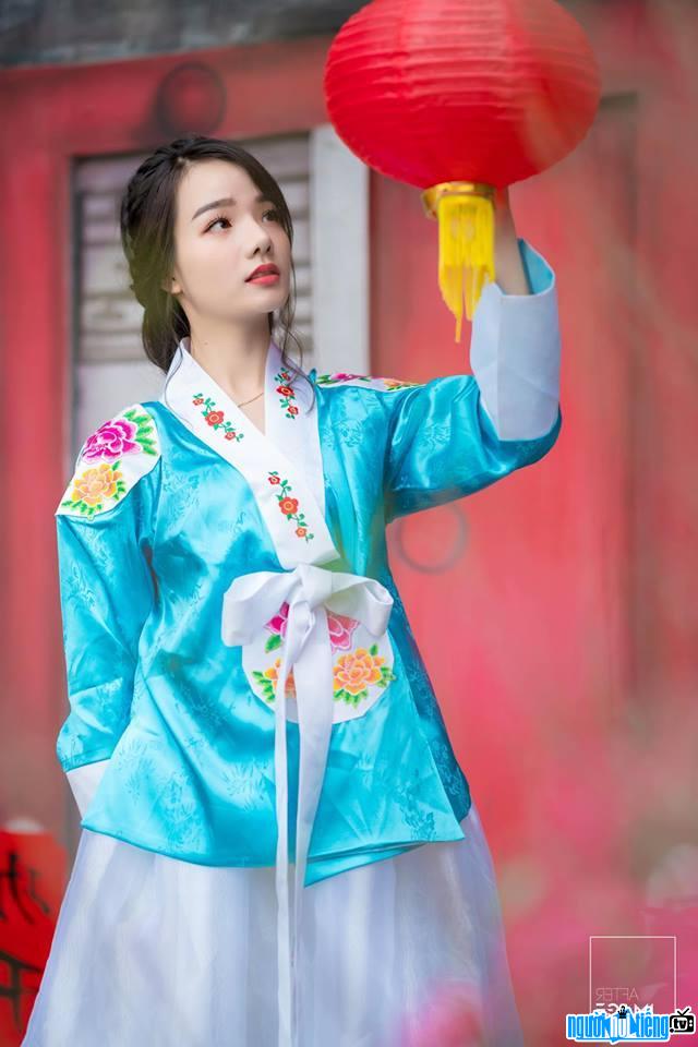 Thủy Tiên xinh đẹp trong trang phục hanbok