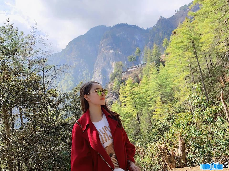  Luong Le takes pictures while traveling