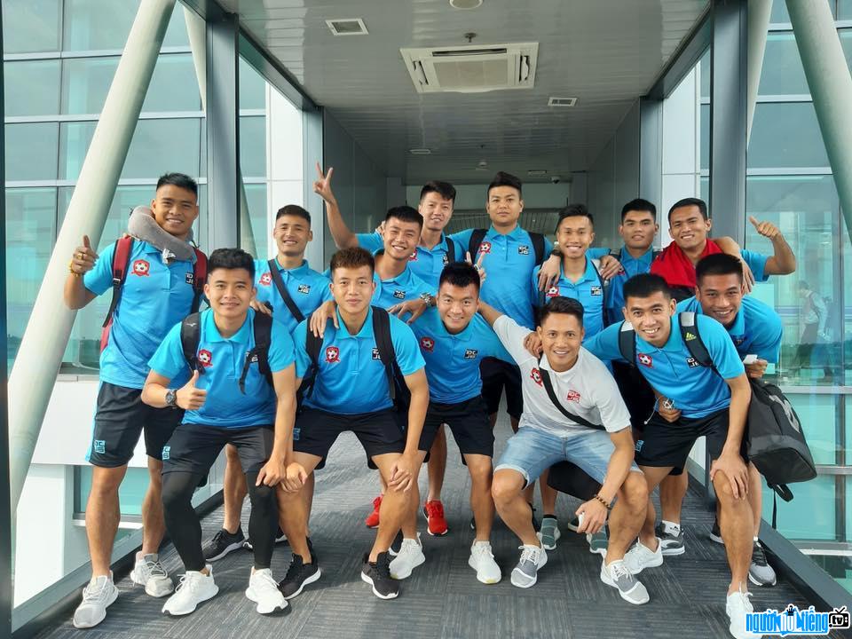  Phan Dinh Vu Hai taking pictures with teammates