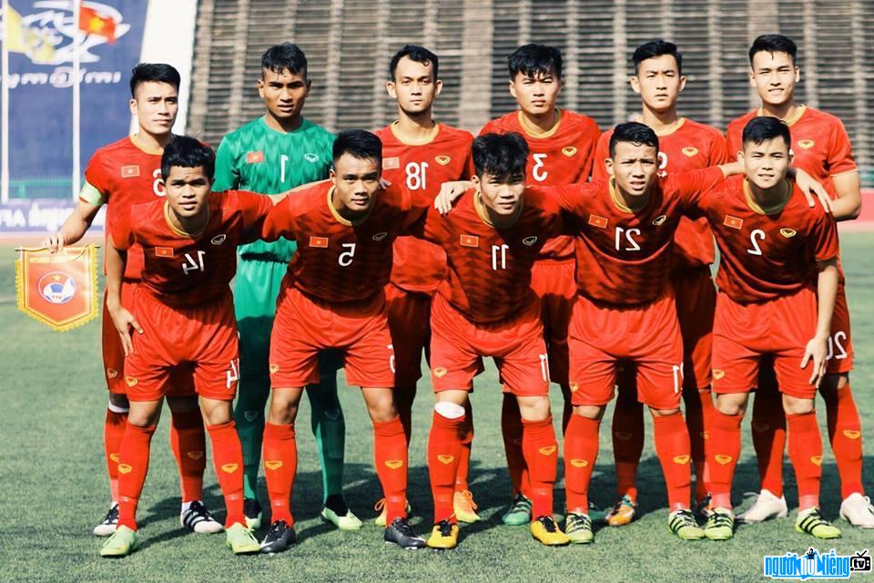  Bui Hoang Viet Anh takes a photo with his U22 Vietnam teammates