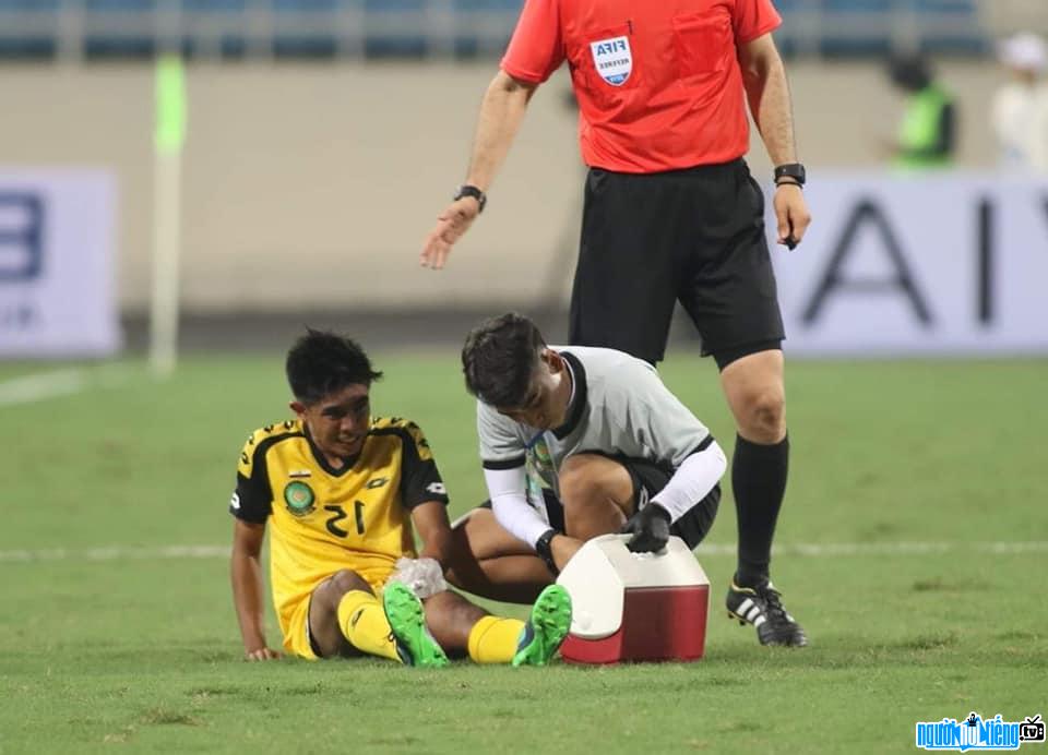  Picture of Doctor Van Minh treating players' injuries