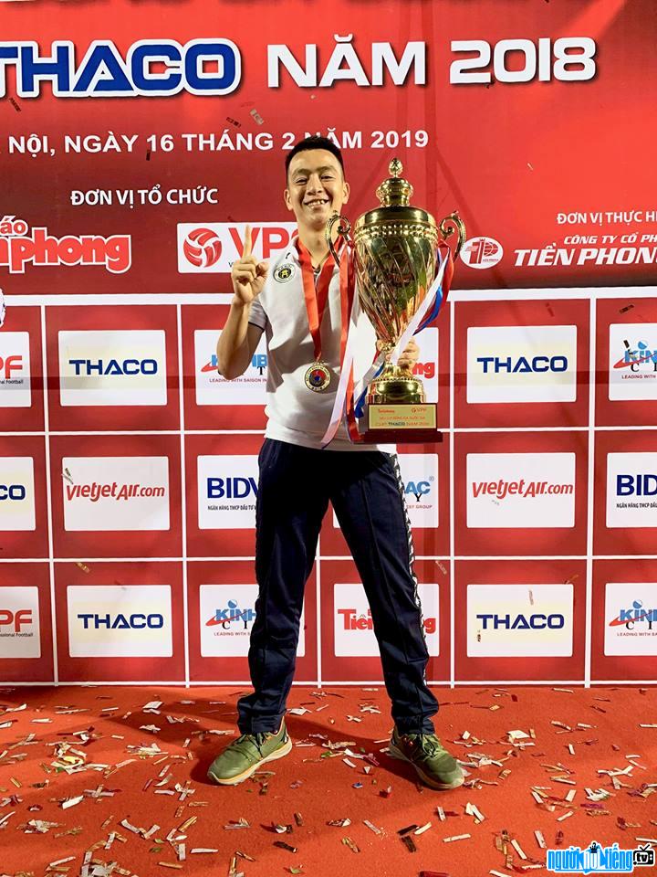  Player Ngoc Ha smiling with a gold cup