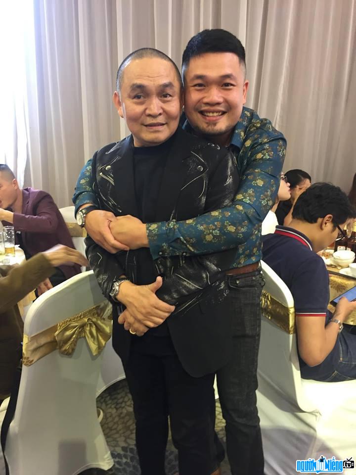 Comedian Cuong Ca taking pictures with comedian Xuan Hinh