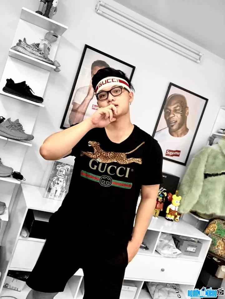 Huy Hoang often appears with Gucci's clothes