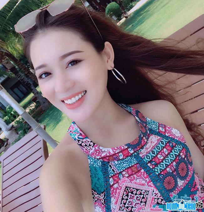  Yen Nhi is beautiful with a sunny smile