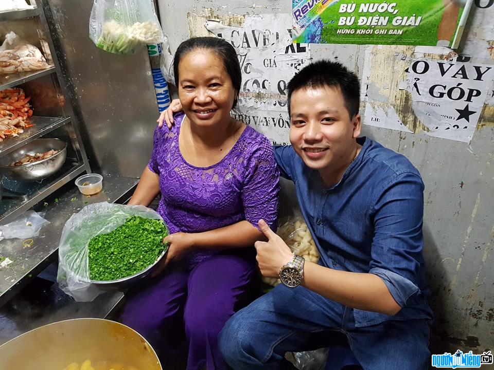  Khoa Pug with a food vendor