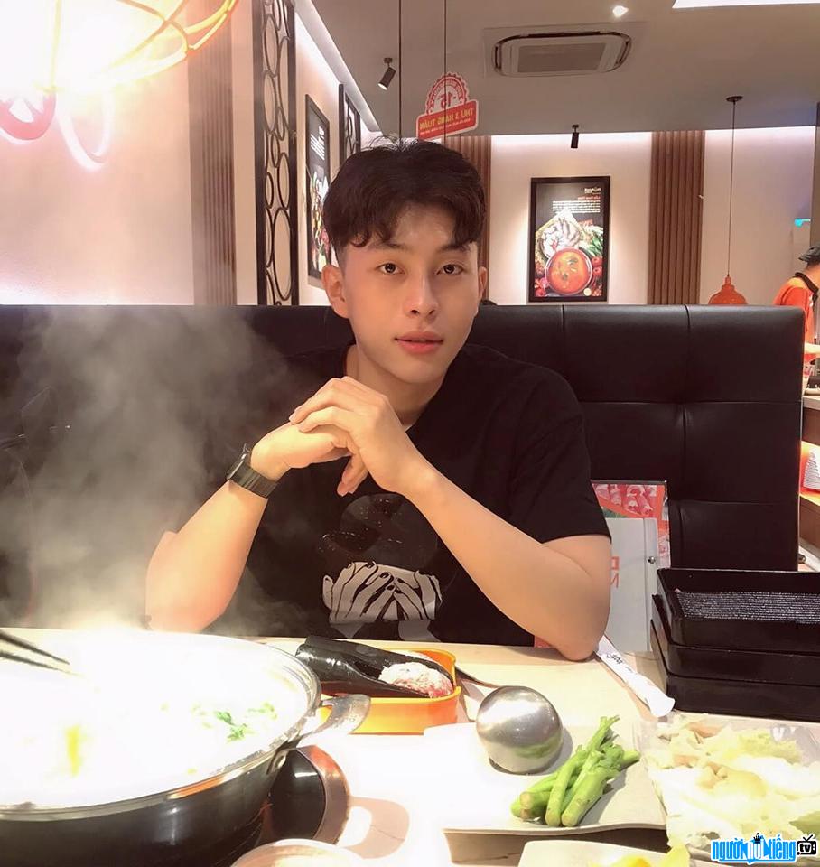  image of Ly Duong extremely handsome when eating out