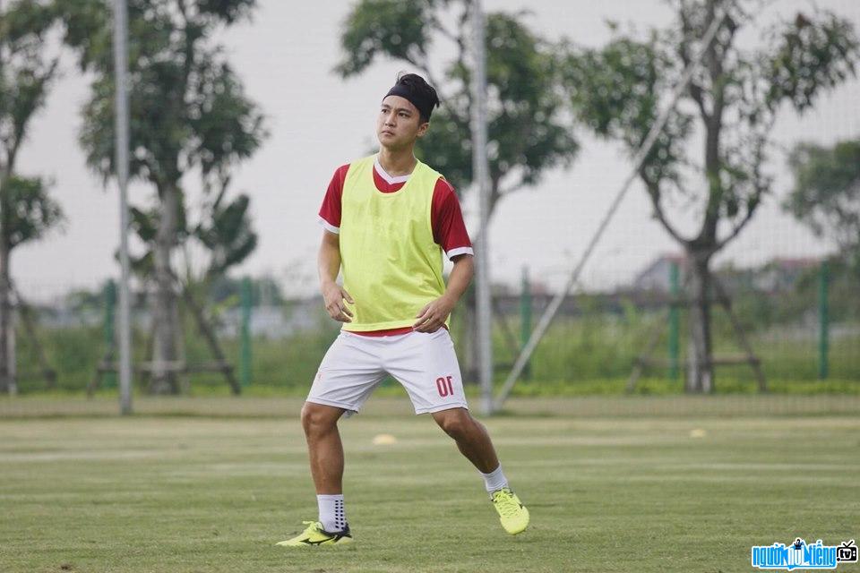  Cute and funny image of Martin Lo on the training ground