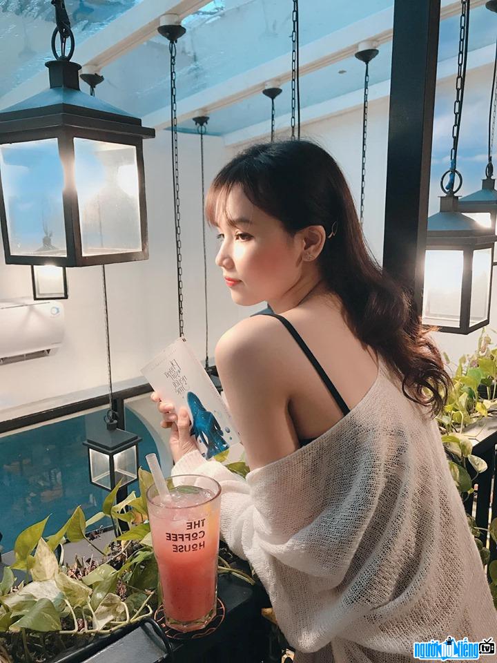  Kim Yen shows off her sexy bare shoulders