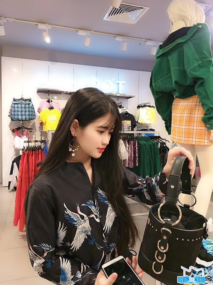  Hanh Thao's beautiful angle when shopping