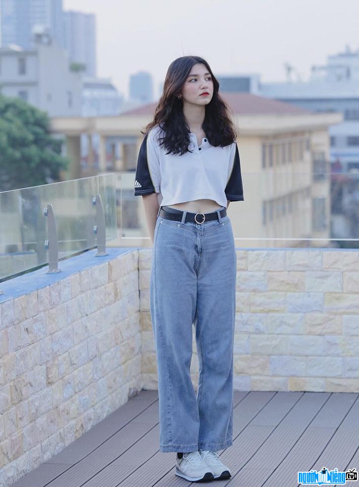  beautiful Phuong Thao with crop top and flared pants