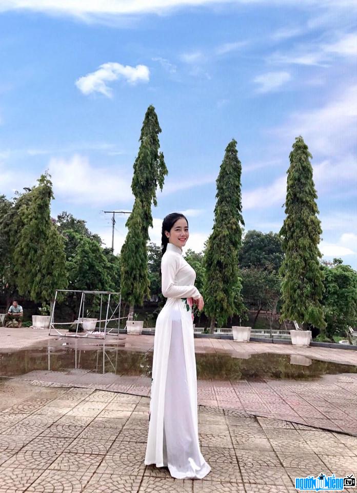  beautiful Hong Hanh showing off her figure with a long dress