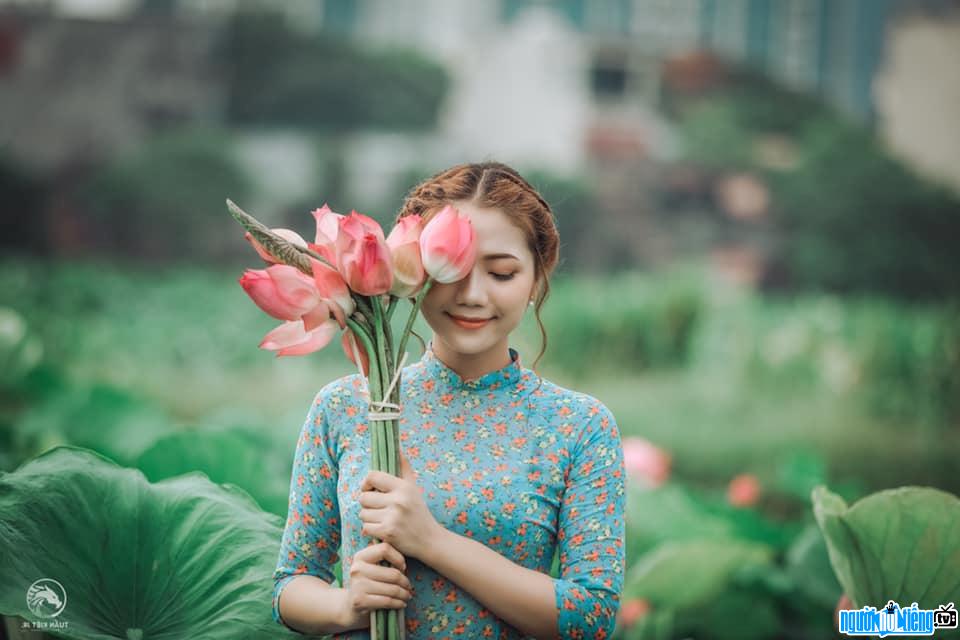  Thu Hien is beautiful and gentle with a traditional ao dai