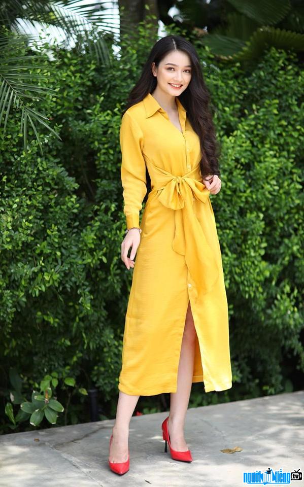  Quynh Tram stands out with a yellow dress