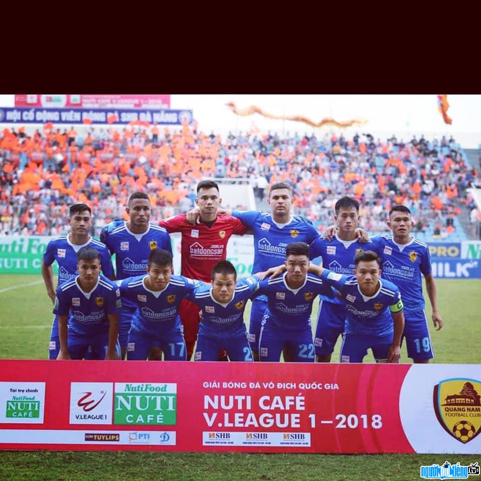  Picture of Ha Minh Tuan with his teammates before the match