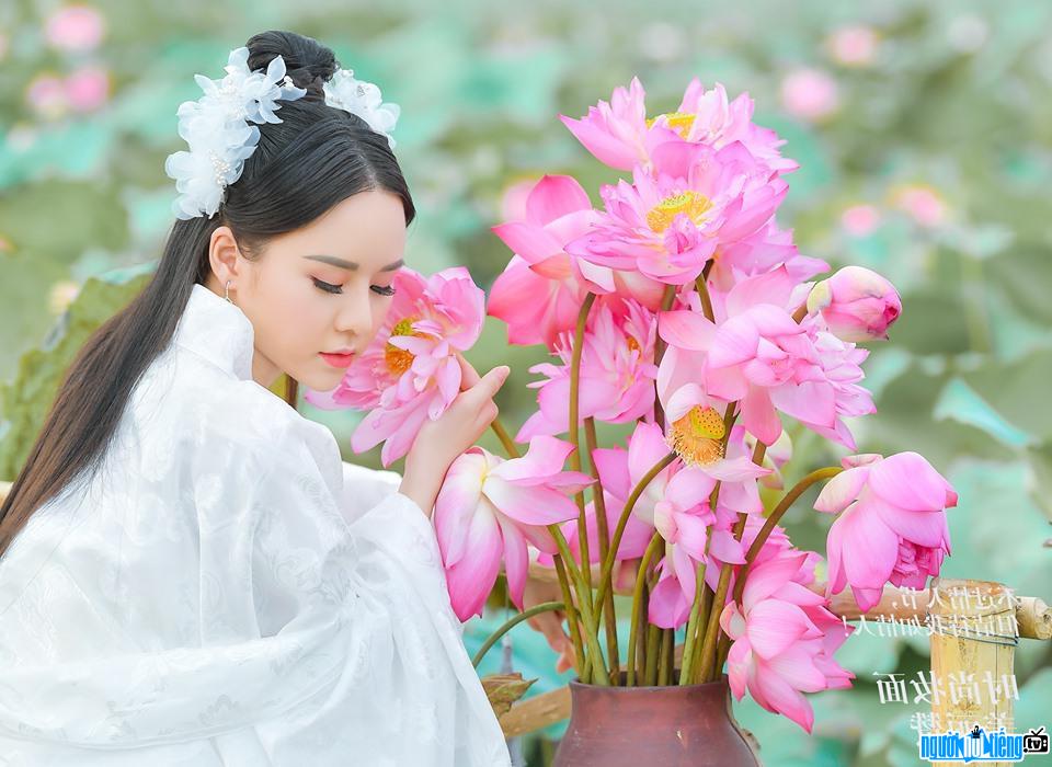  Nguyet Anh turns into a fairy in a lotus dress