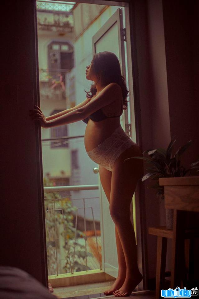  Ngoc Tram's image is extremely seductive when pregnant