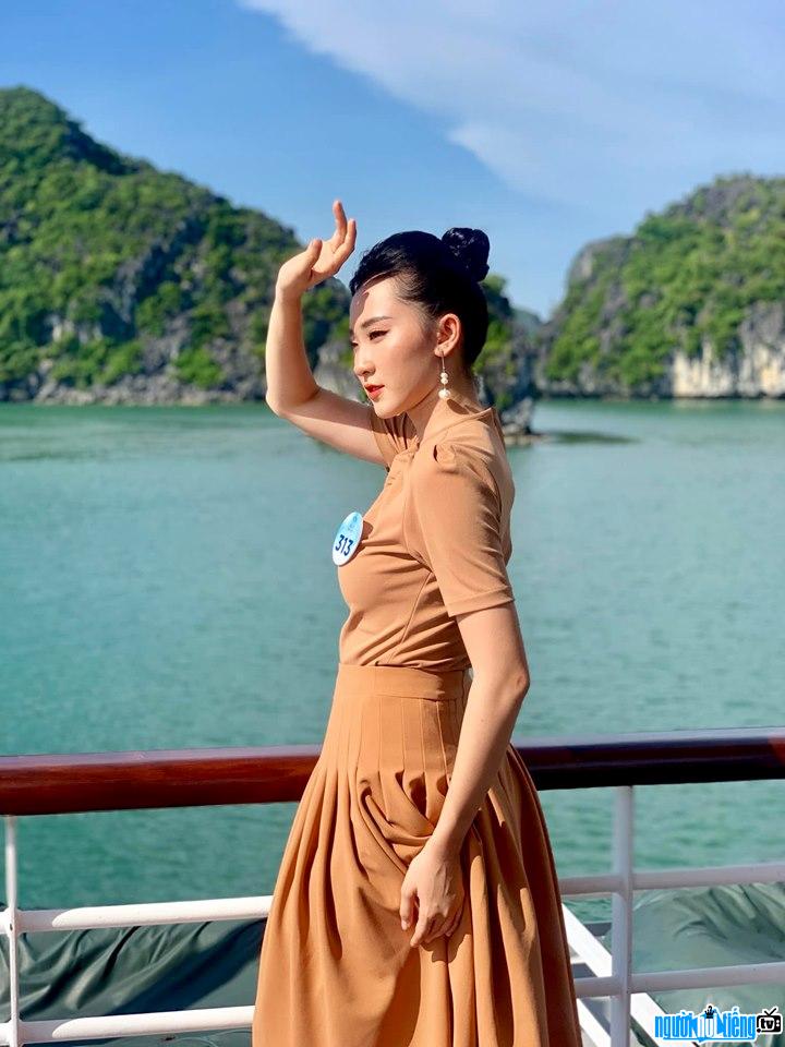  Cam Nhi shows her figure in Ha Long Bay