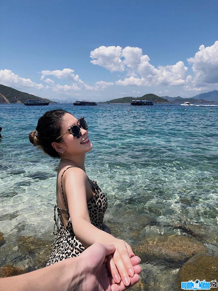  Bell Nguyen posing in front of the sea