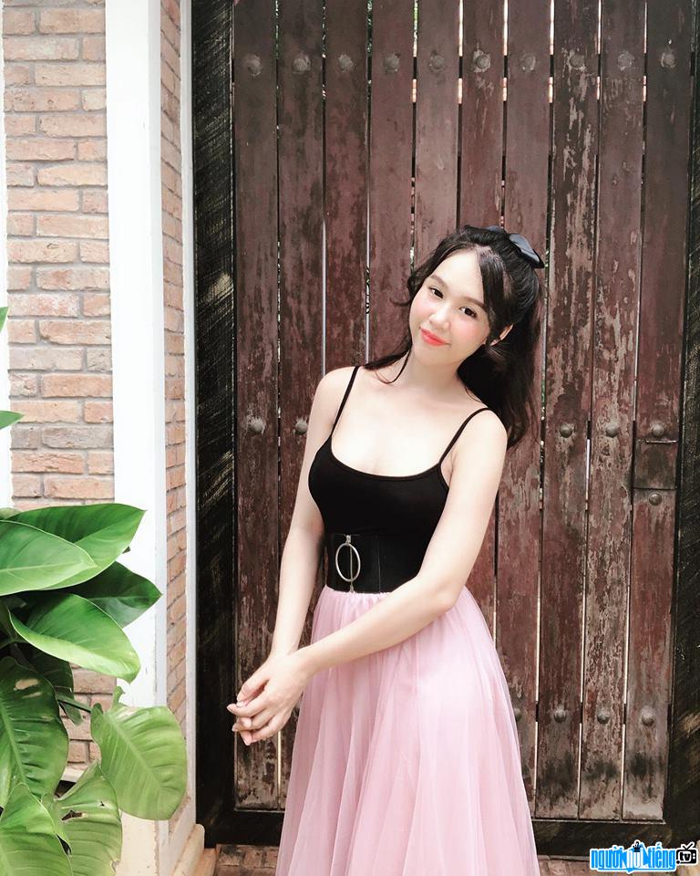  Picture of Thach Oanh seductively with a 2-piece dress