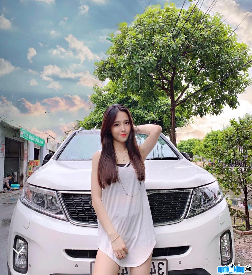  Ngoc Anh shows off her super car figure