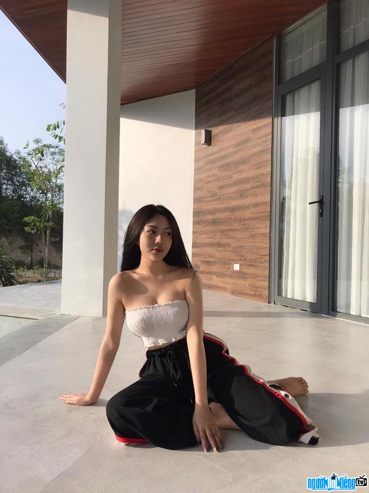  Trieu Vi shows off her sexy bare shoulders and hot bust