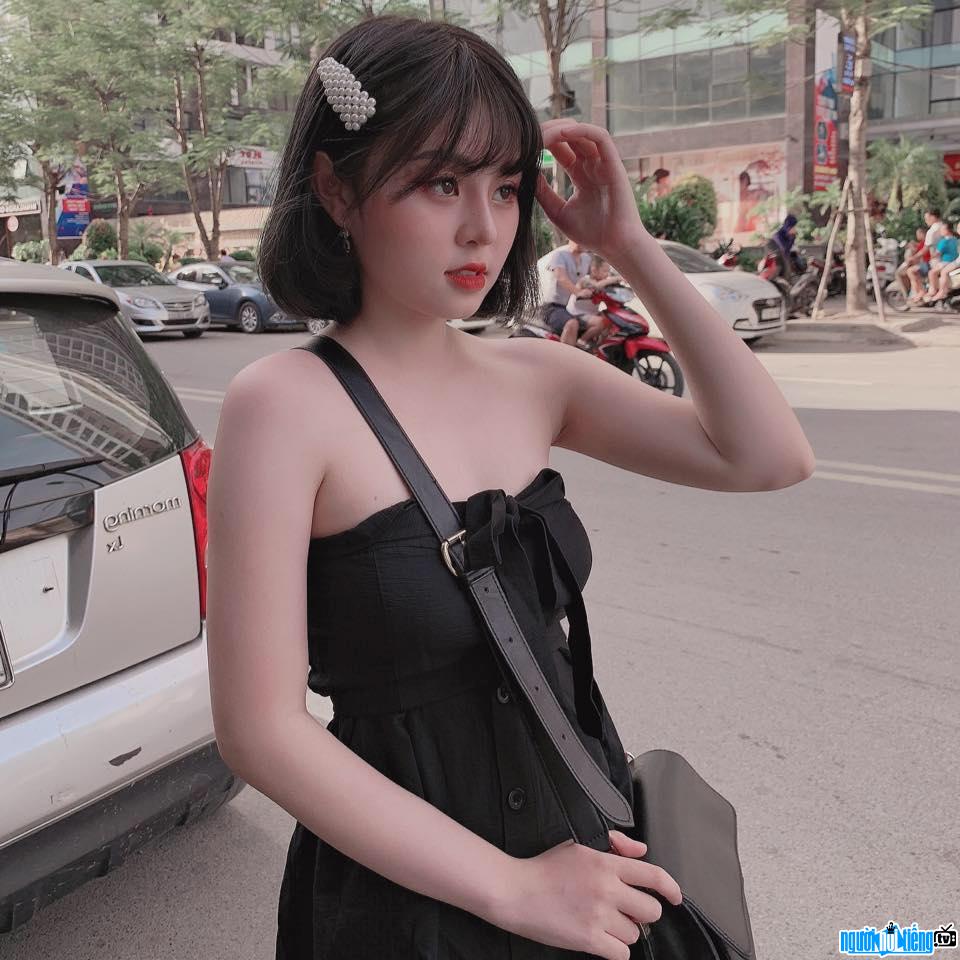  Ngoc Anh shows off her sexy bare shoulders