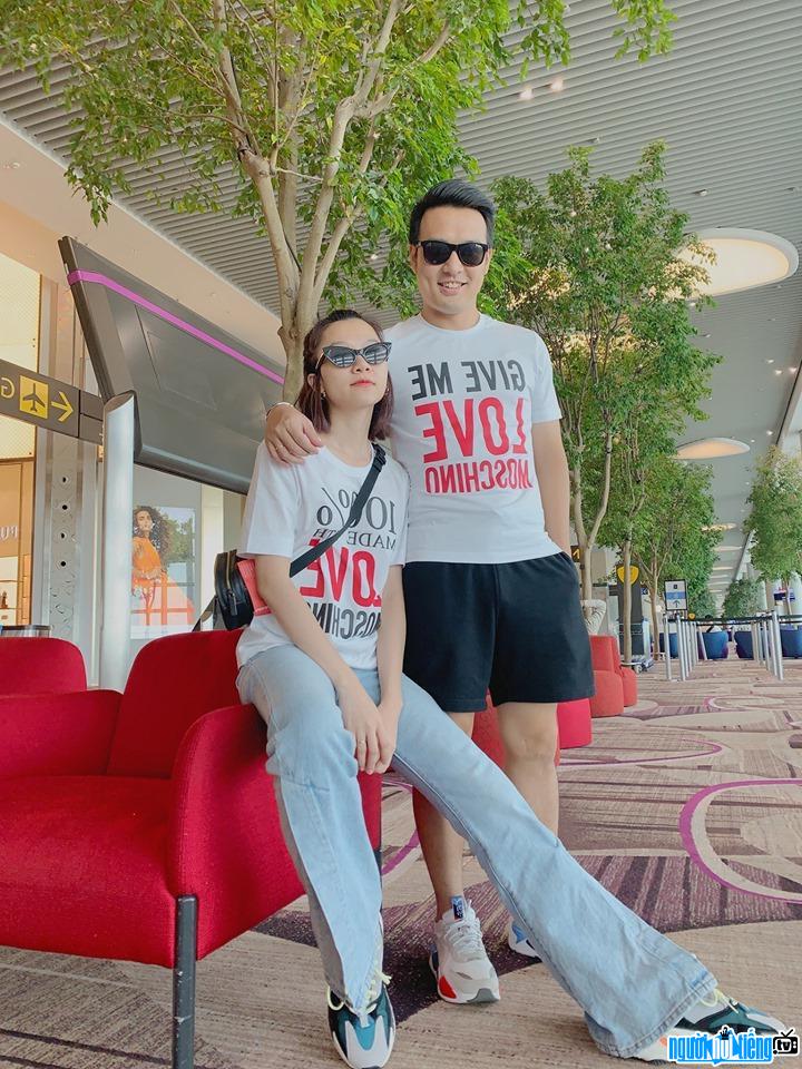  Thien Vu takes pictures with his beautiful wife Thao Nhi