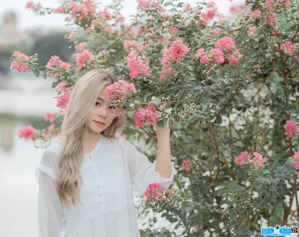 Hình ảnh Xuân Hương xinh đẹp bên vườn hoa