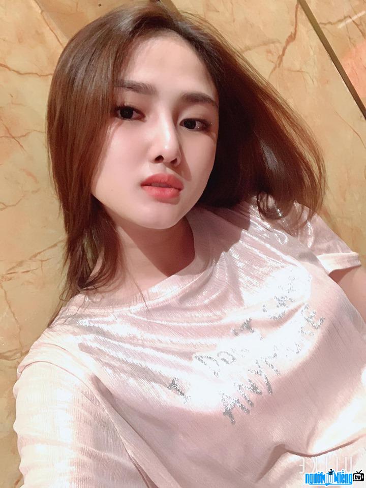  Xuan Huong with a beautiful and gentle face
