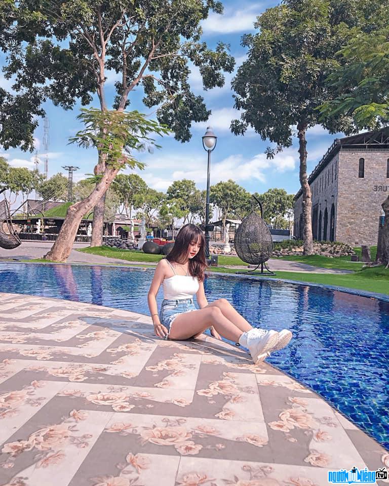  Cam Thu shows off her figure by the pool