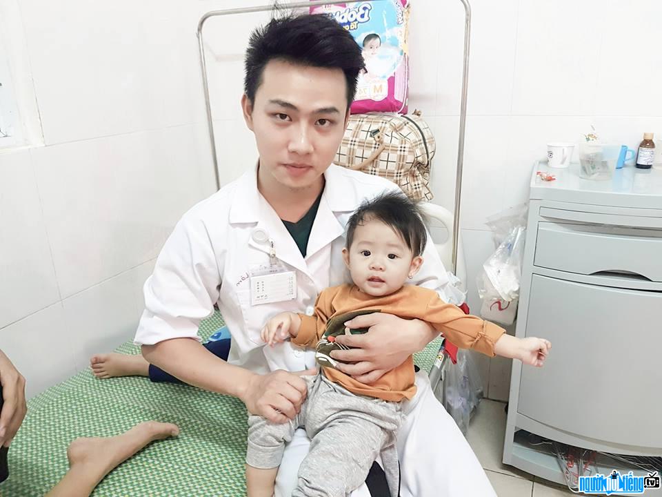  Tung Lam wholeheartedly takes care of a sick child at a children's hospital