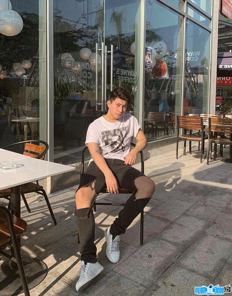  Van Nam is young and dynamic with T-shirt and ripped jeans