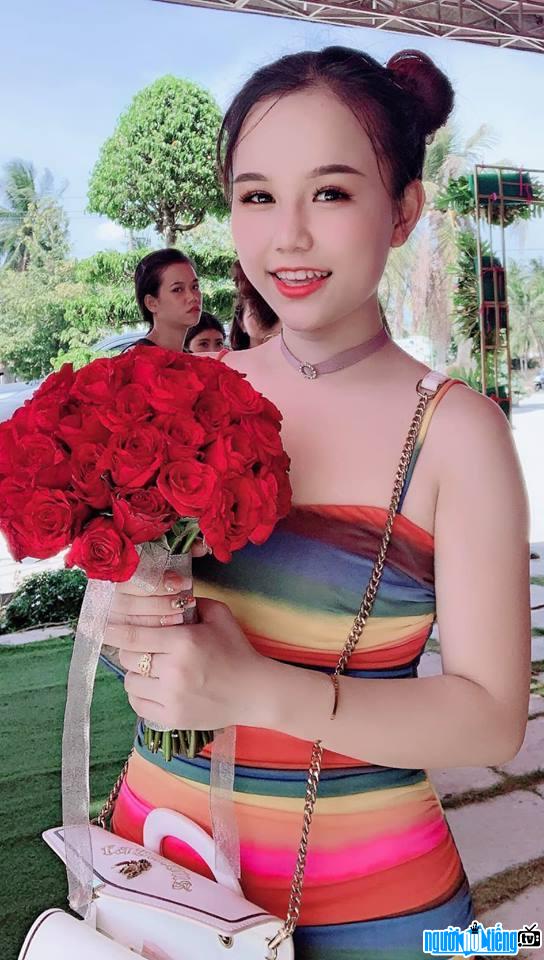  Ngoc Diem smiles brightly with a large bouquet of roses