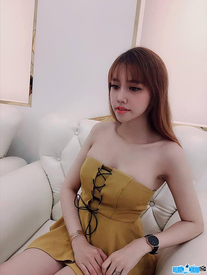  Yen Ngoc shows off her bare shoulders and round 1
