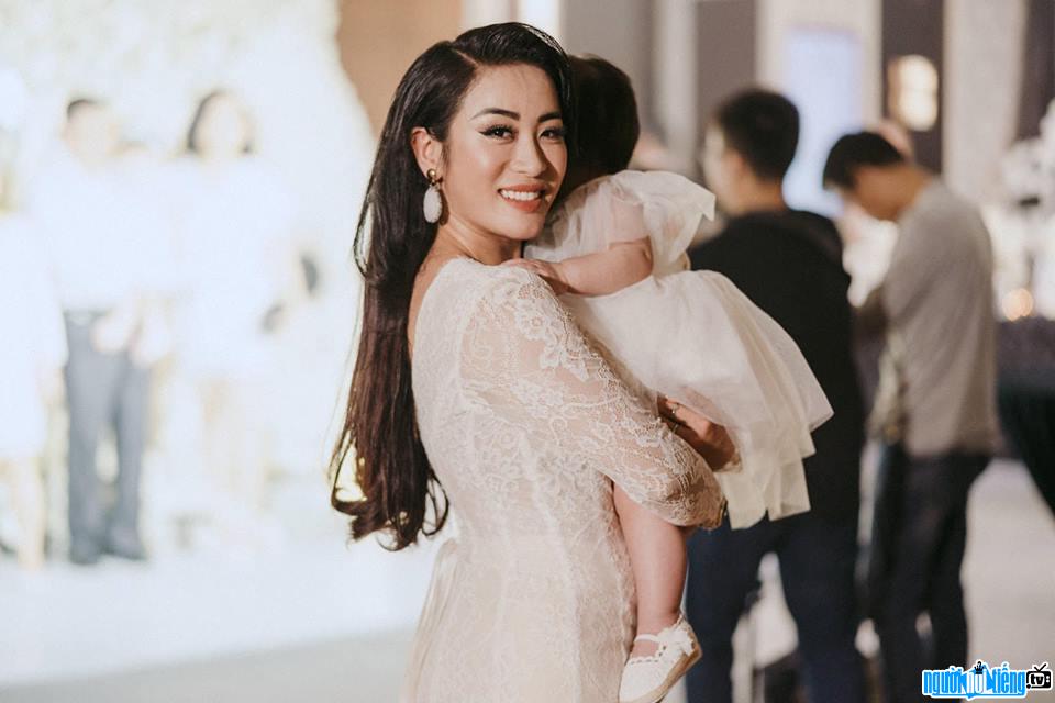  Pictures of beautiful Phuong Thuy with her daughter