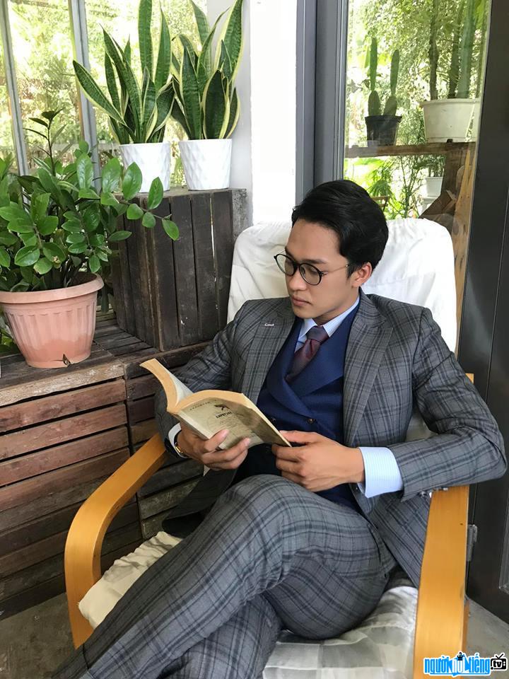  Lam Thanh Nha is elegant in a suit
