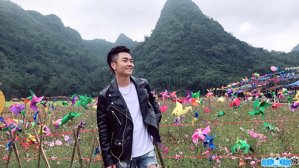  Viet Linh in the field of pinwheels