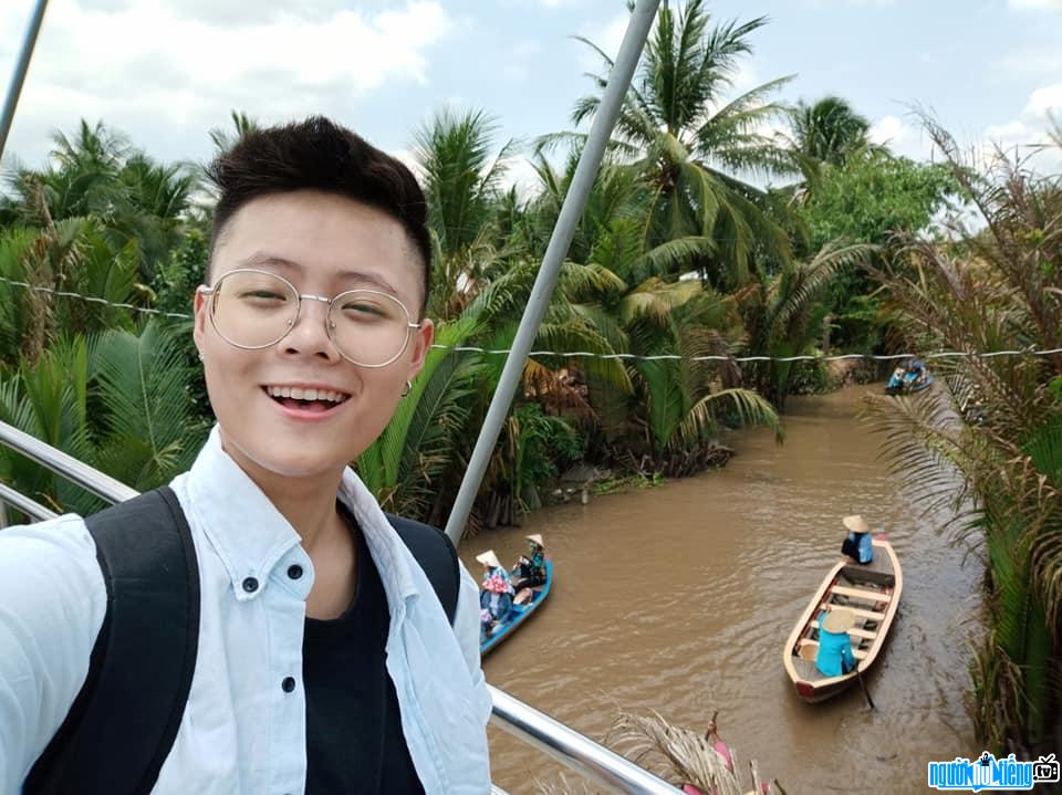  MC Vy Hoang's bright smile