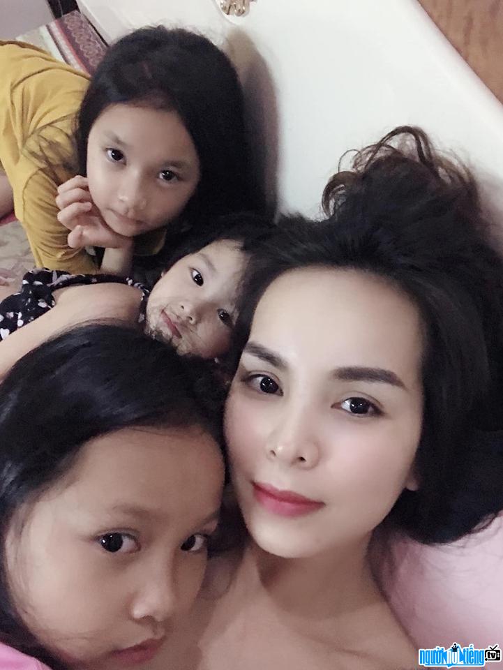  beautiful Kieu Van with her children