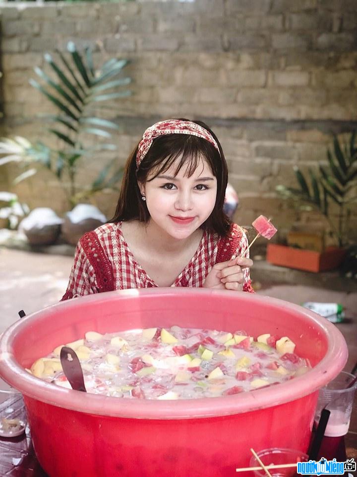 Beautiful Hang Huong with a pot of pickled fruits giant