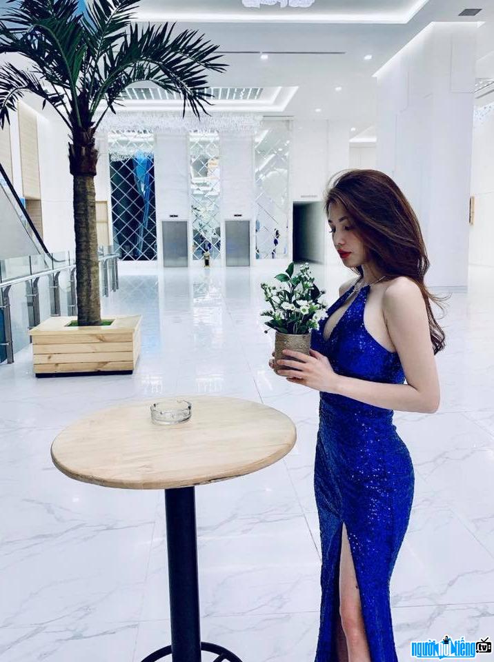  Yen Nhi is elegant and noble with a blue dress